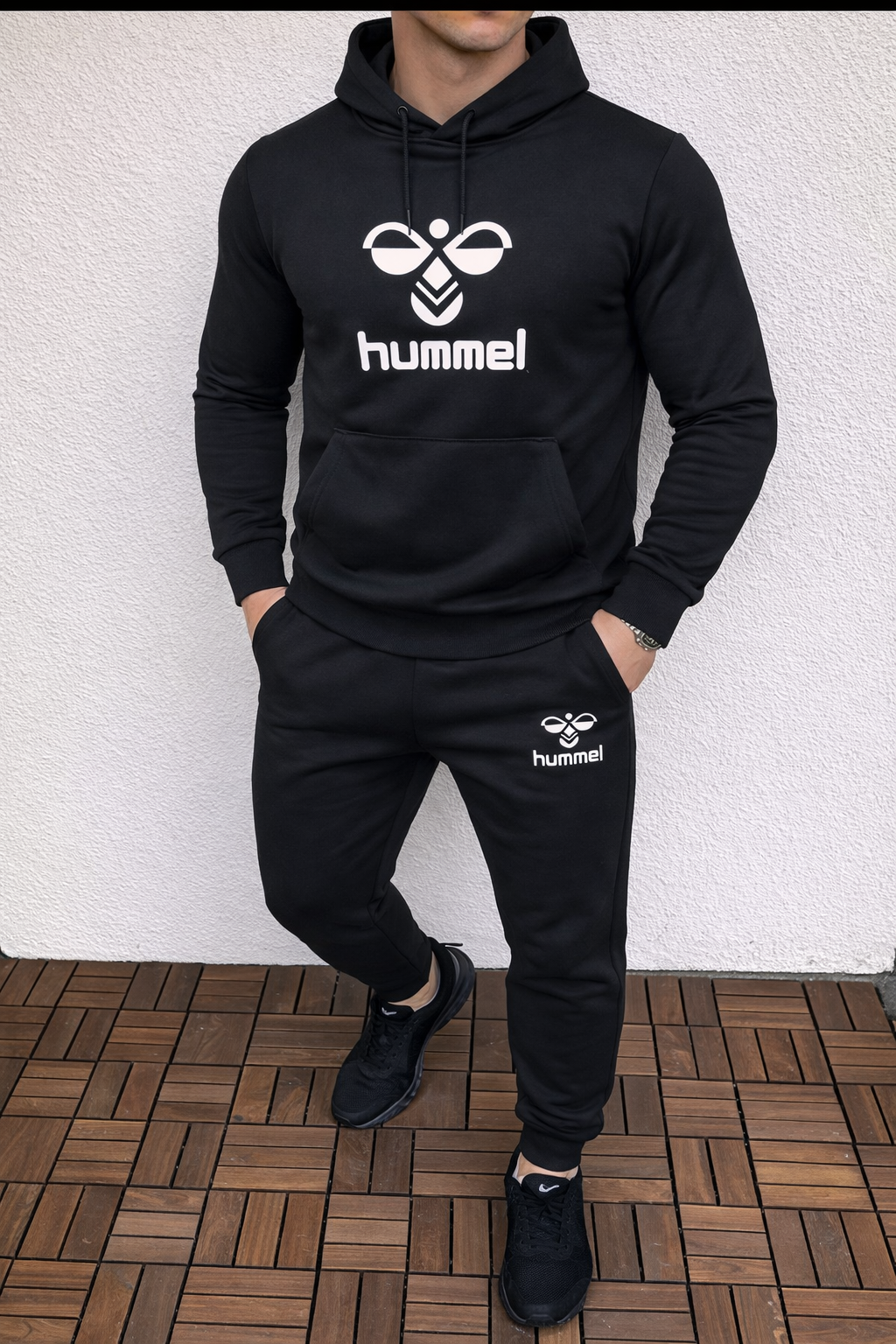 Hummel sportinis kostiumas .